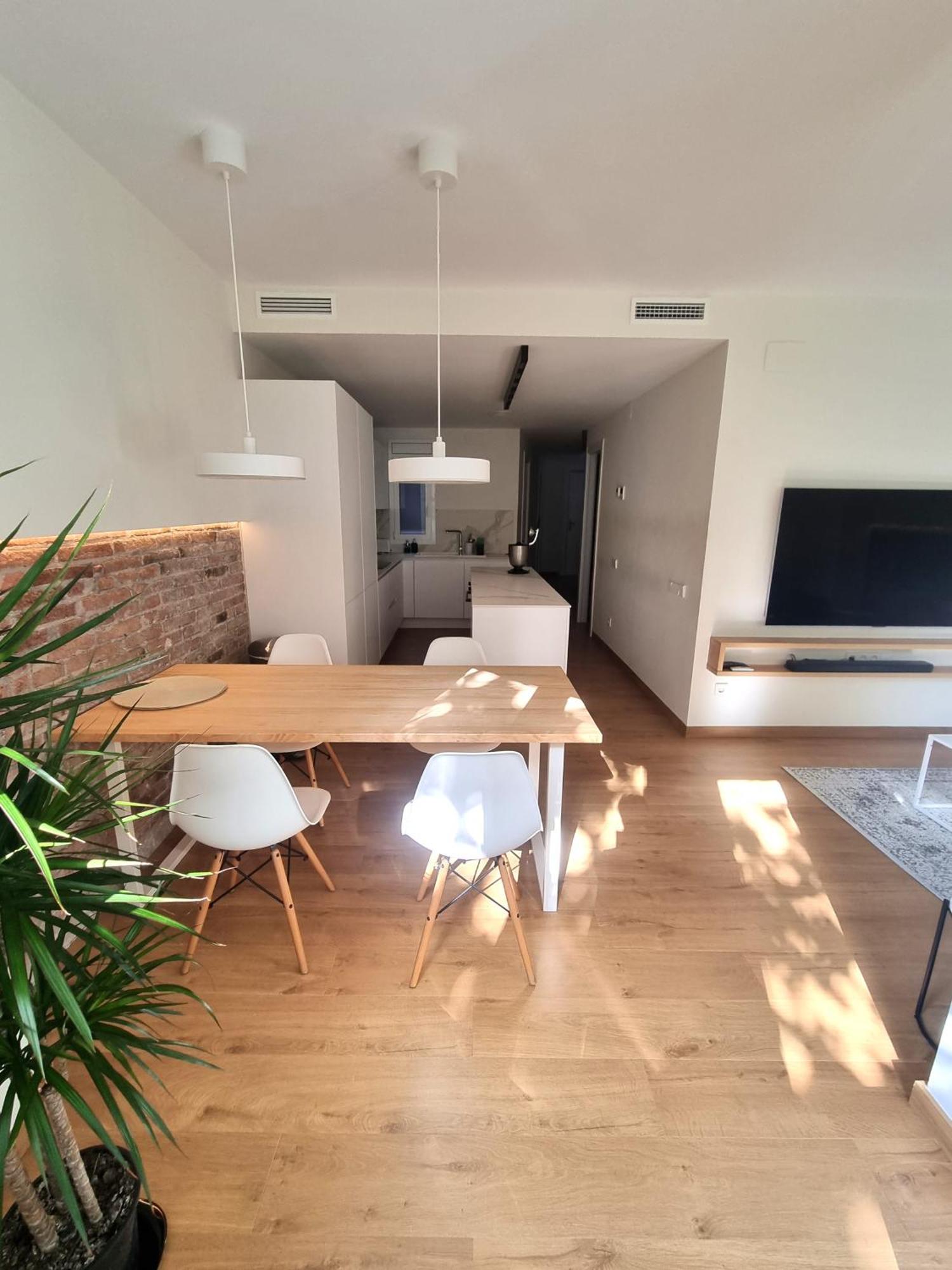 Cozy Bedroom With A Private Bathroom In A Shared House * Barcelone